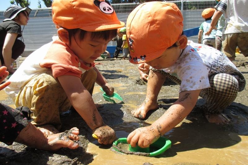 「どろんこ遊び」は、子どもたちが大好きな活動！！社会福祉法人なつめの会は保土ケ谷区に４か園を運営しています